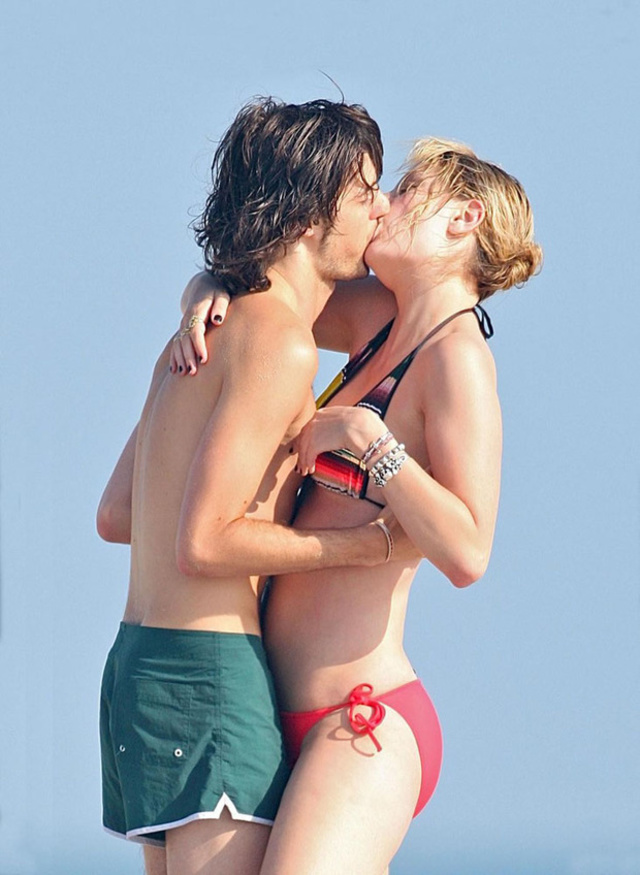 'ReallyCelebs Mischa Barton' with Mischa Barton via reallycelebs.com - Pic #4