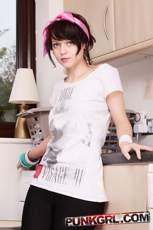 'Cute Punk Gf Caz' with Caz via punkgrl.com - Pic #4