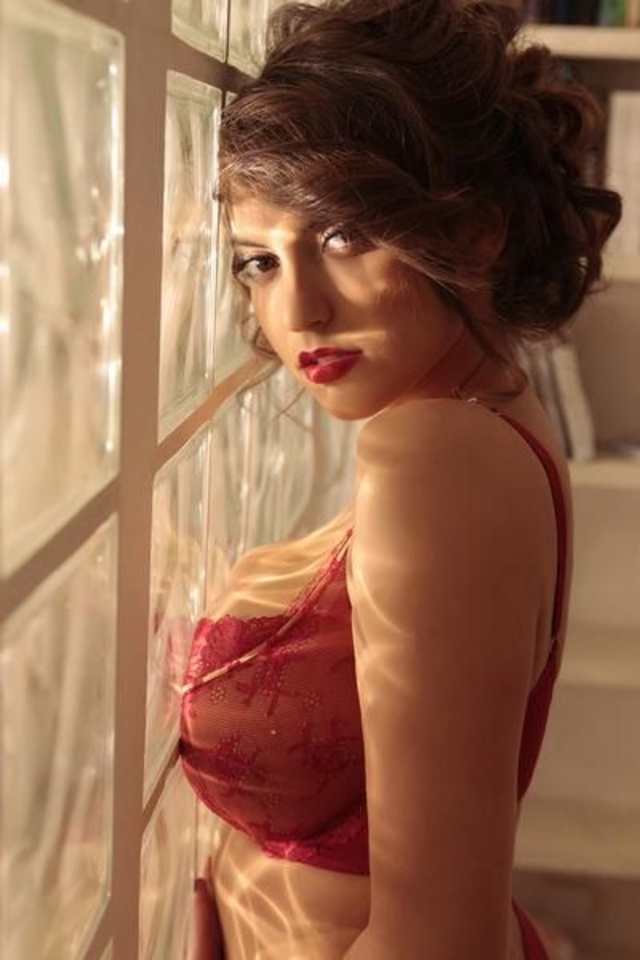 'Busty Brit Mainstream Model Francoise Boufhal' with Francoise Boufhal via Mr Skin - Pic #7