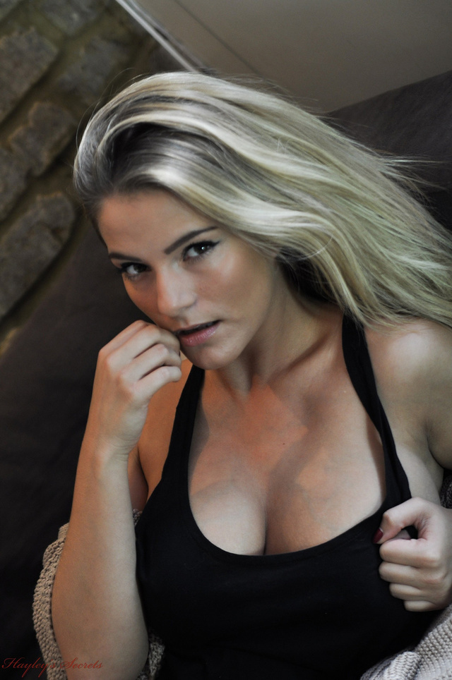 'Sexy Lights' with Jess Kingham via Hayley's Secrets - Pic #3