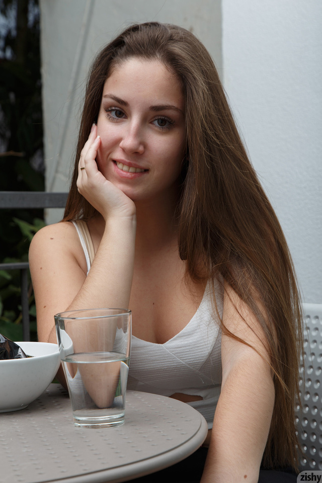 'Chica Bomb' with Mireia Cabello via Zishy - Pic #1