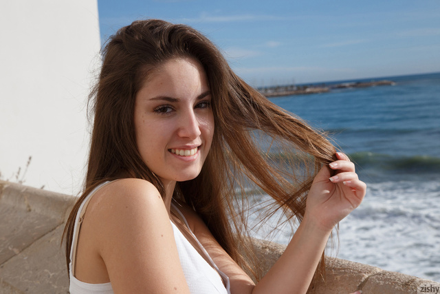 'Chica Bomb' with Mireia Cabello via Zishy - Pic #2