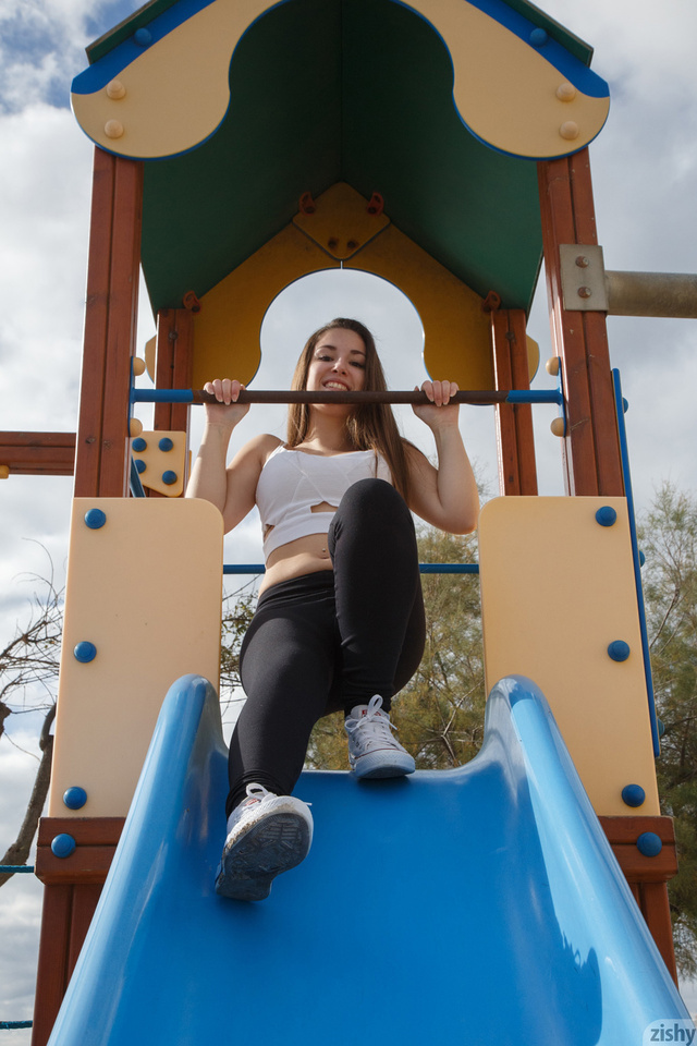 'Chica Bomb' with Mireia Cabello via Zishy - Pic #4