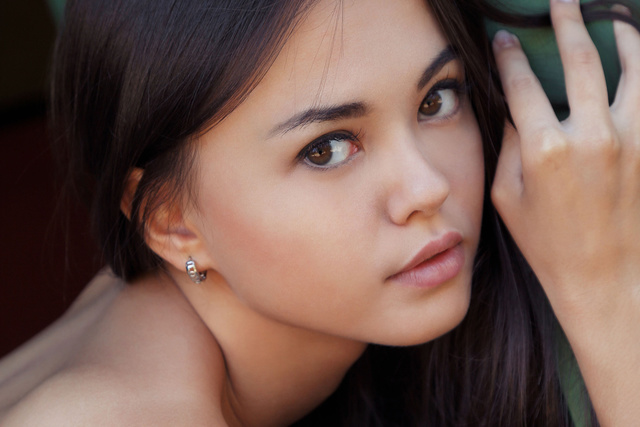 'Doorstep Strip' with Li Moon via Met-Art - Pic #2