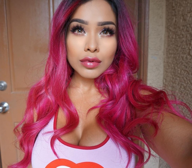 'Busty Youtuber' with Alvajay via Fancentro - Pic #7