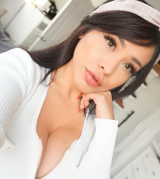 'Busty Youtuber' with Alvajay via Fancentro - Pic #10