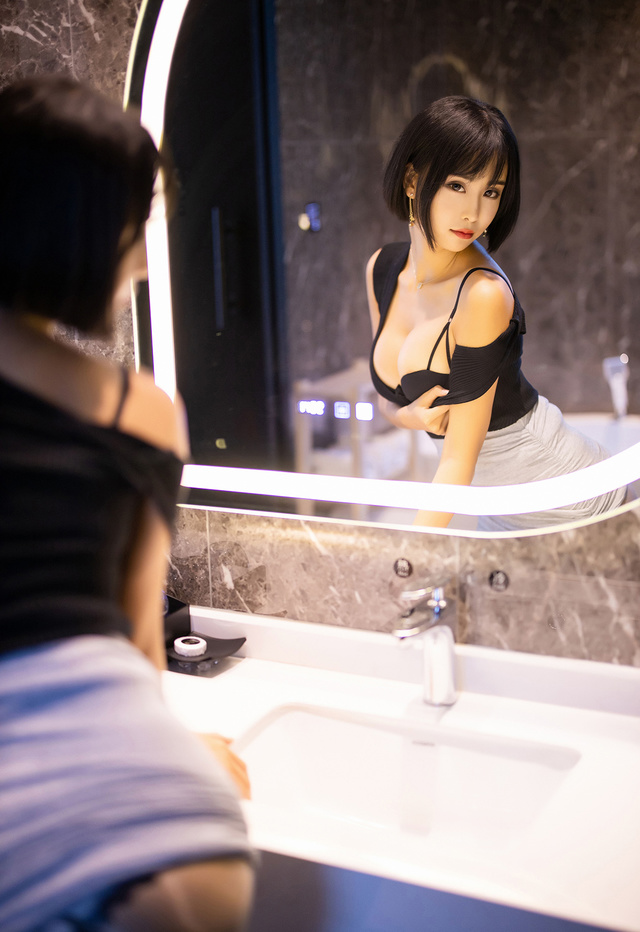 'Leggy Asian Beauty Akasha' with Akasha via All Gravure - Pic #1